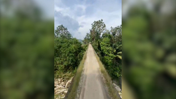Video: Thót tim với cảnh xe máy băng qua cây cầu cực hẹp ở Indonesia