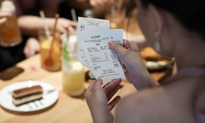 Sống tiêu cực, khốn khổ sau vài tháng tiết kiệm 'ép xác'