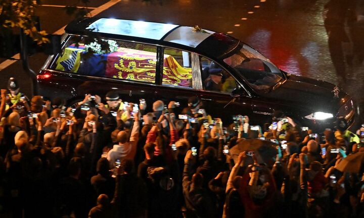 Linh cữu Nữ hoàng Anh Elizabeth II về đến London