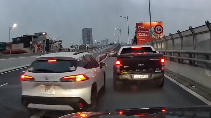 Video: Hai ô tô chèn ép nhau, hàng loạt phương tiện ùn tắc ở Hà Nội