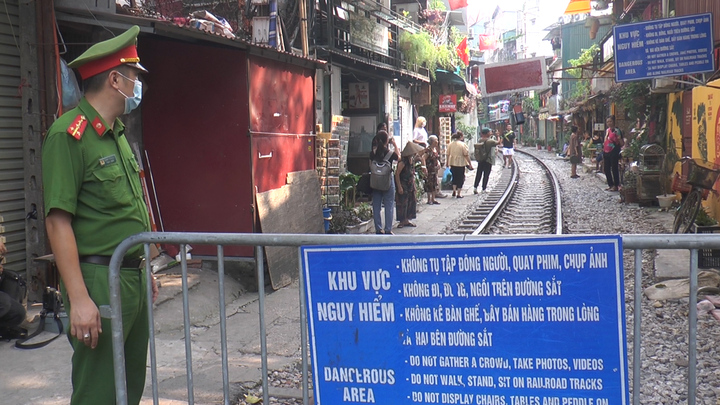 Video: Lập chốt cứng ngăn du khách vào 'phố cà phê đường tàu' ở Hà Nội