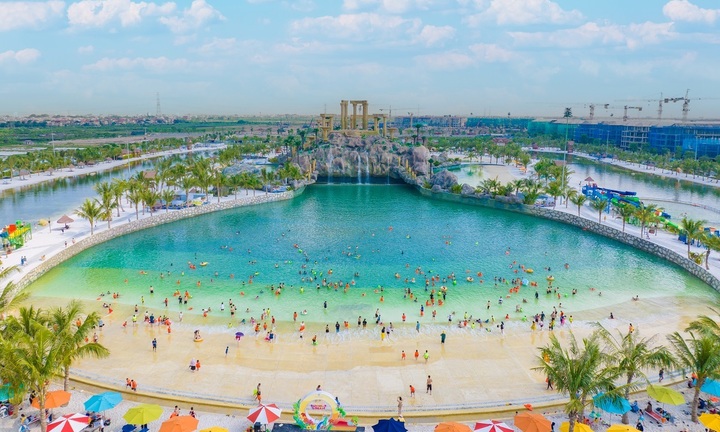Phố lên đèn, cư dân 'Quận Ocean' háo hức lên đồ đi dạ hội