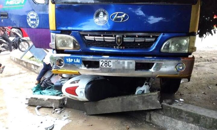 Xe ô tô tập lái va chạm với xe máy điện, một người chết