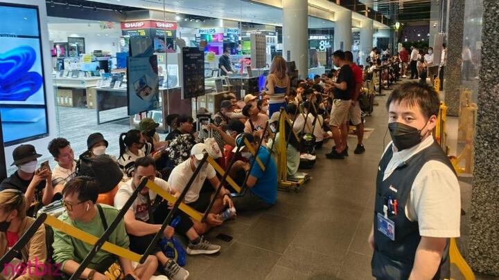 Người Việt được xếp hàng mua iPhone 14 Pro nhưng chịu nhiều hạn chế