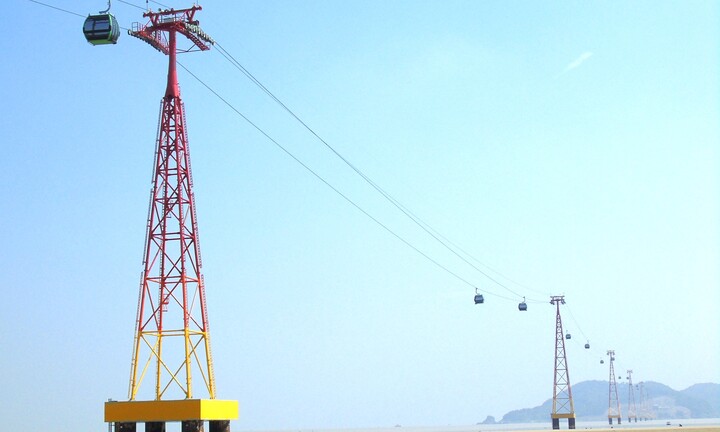 Cận cảnh cáp treo vượt biển dài nhất Bắc Trung Bộ