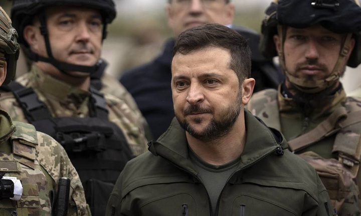 Video: Hiện trường vụ tai nạn xe hơi chở Tổng thống Ukraine Zelensky