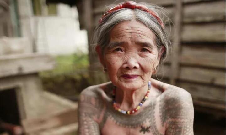 Cụ bà nghệ nhân 105 tuổi vẫn hút khách mạo hiểm đến để được xăm, bất chấp đau 