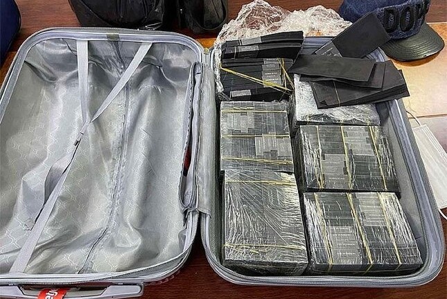 Phát hiện 1 triệu USD bị nhuộm đen ở sân bay Tân Sơn Nhất