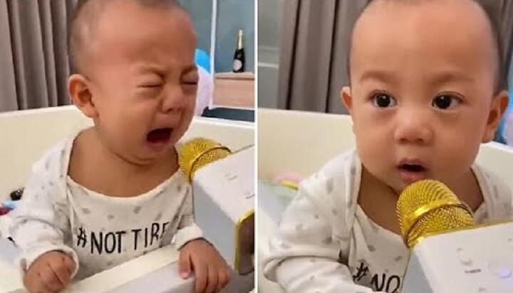 Dùng micro dỗ bé nín khóc trong một nốt nhạc
