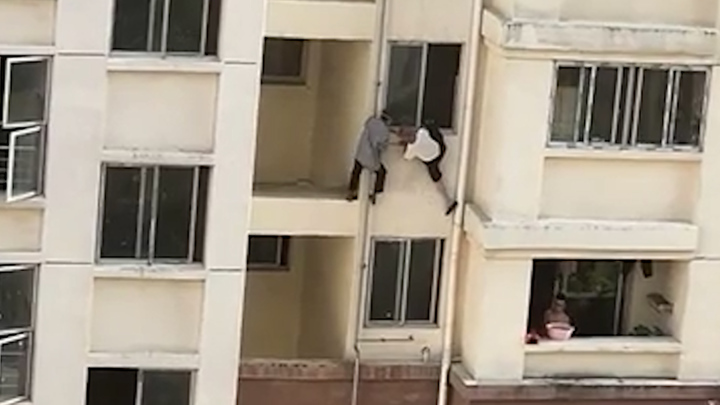 Video: Thót tim cảnh người đàn ông 63 tuổi leo lên tầng 4 cứu người mắc kẹt