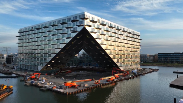 Video: Độc đáo bến cảng bên trong tòa nhà nổi ở Hà Lan