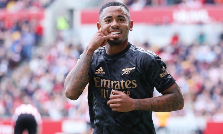 Đánh bại Brentford, Arsenal lấy lại ngôi đầu từ Man City