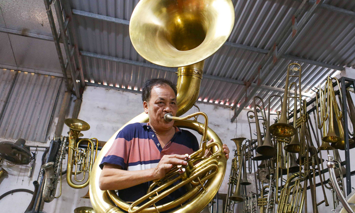 Ảnh: Gia đình 3 thế hệ gắn bó với nghề sửa kèn đồng