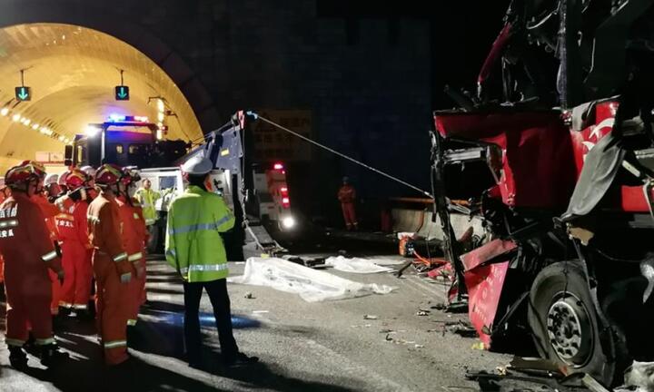 Lật xe khách ở Trung Quốc, 27 người chết