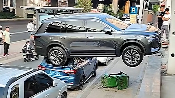 Video: Người phụ nữ lùi ô tô ‘hạ cánh’ lên nóc xe khác ở Trung Quốc