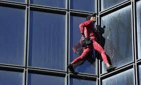Video: 'Người nhện' 60 tuổi tay không leo lên đỉnh tòa nhà 48 tầng ở Pháp