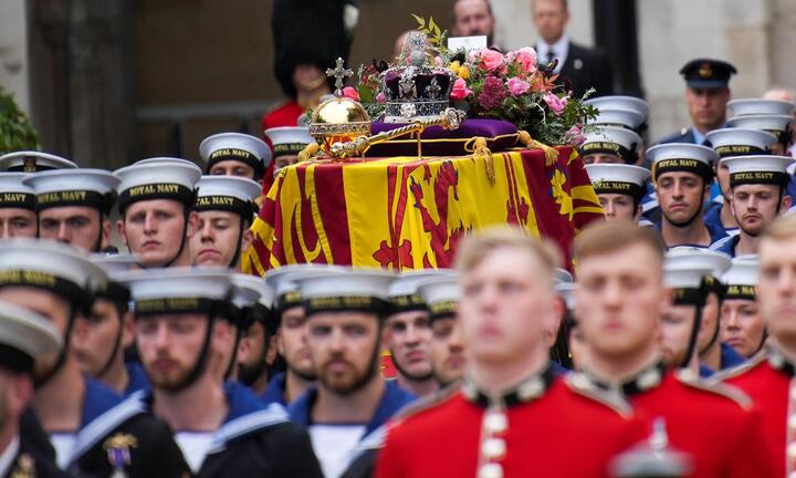 Ảnh: 142 thủy thủ kéo linh xa chở linh cữu Nữ hoàng tới Tu viện Westminster