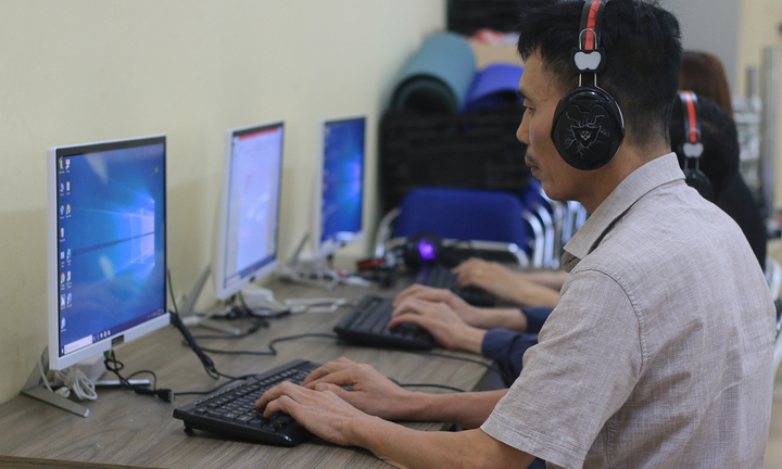 Người đàn ông khiếm thị xúc động lần đầu gõ được tên mình trên máy tính