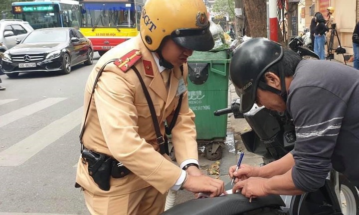 Chủ tịch Hà Nội cấm cán bộ can thiệp 'giải cứu' người vi phạm giao thông