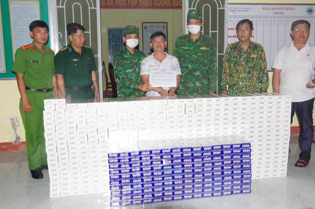 Bộ đội Biên phòng Long An bắt kẻ buôn lậu hơn 6.000 bao thuốc lá ngoại