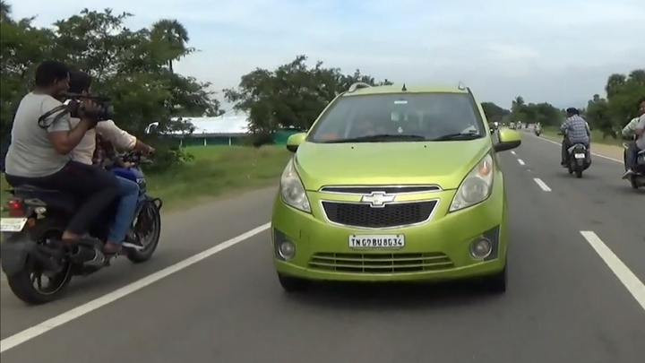 Video: Người đàn ông Ấn Độ lái xe lùi 16,6 km lập Kỷ lục Guinness Thế giới