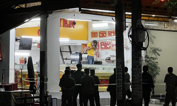 Xông vào tiệm vàng đập bể tủ kính ném vàng ra đường