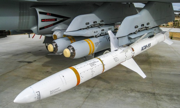 Cách thức Ukraine tích hợp tên lửa hiện đại của Mỹ vào chiến đấu cơ thời Liên Xô