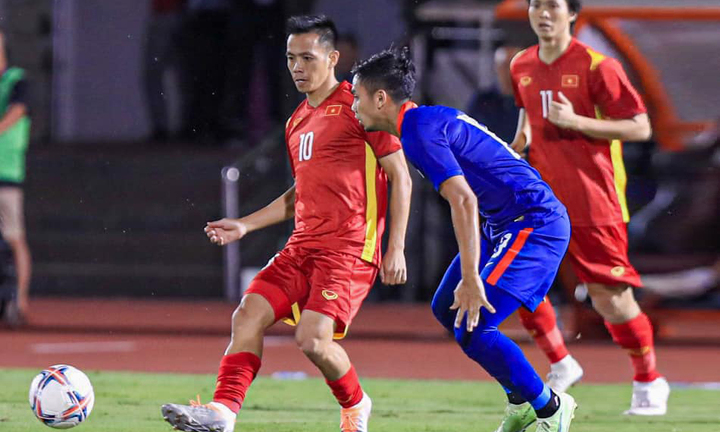 Video: Văn Quyết sút xa đẳng cấp, tuyển Việt Nam dẫn Singapore 1-0