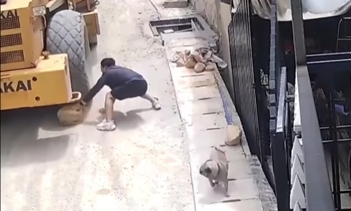 Video: Xe lu hàng chục tấn tuột dốc, người đàn ông dũng cảm dùng đá chặn lại