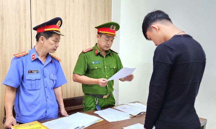 Khởi tố thanh niên chạy xe kẹp ba tông 2 cảnh sát bị thương ở Đà Nẵng