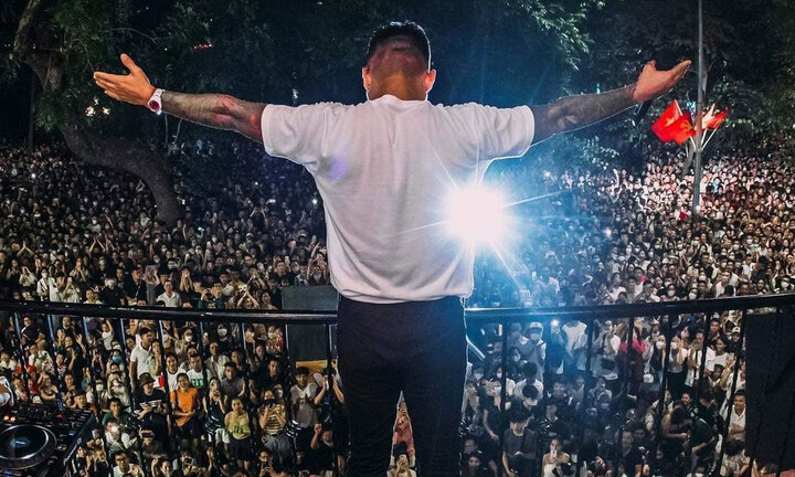 Sao Việt 24/9: Tuấn Hưng tiếp tục được hát ngoài ban công sau khi bị phạt