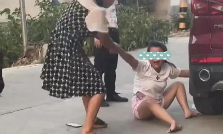 Bị cấm lấy chồng xa, cô gái khóc lóc bám theo xe bạn trai mặc cho mẹ cố níu kéo