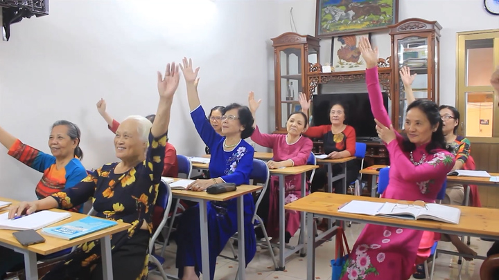 Video: Học viên U80 chinh phục tiếng Anh ở Hà Nội