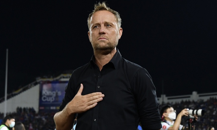 Thái Lan thua đau Malaysia, HLV Polking xin cổ động viên tha thứ