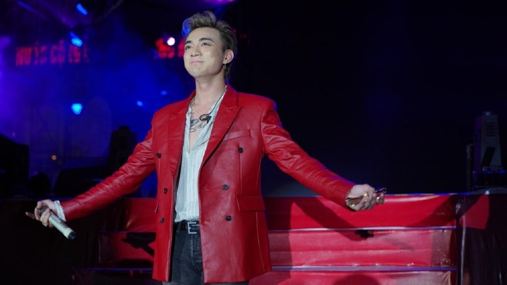 Soobin Hoàng Sơn sát cánh Hùng Dũng, Quế Ngọc Hải đấu Huyền thoại Dortmund