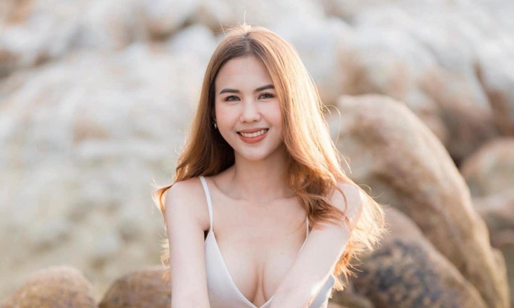 Bạn gái phóng viên thể thao xinh đẹp, nóng bỏng của tiền đạo tuyển Thái Lan