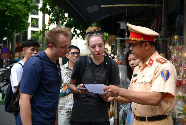 CSGT phát tờ rơi trên ‘phố cà phê đường tàu’ để cảnh báo du khách