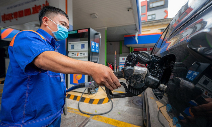 Giá dầu thế giới thấp nhất 8 tháng, giá xăng có thể giảm sâu