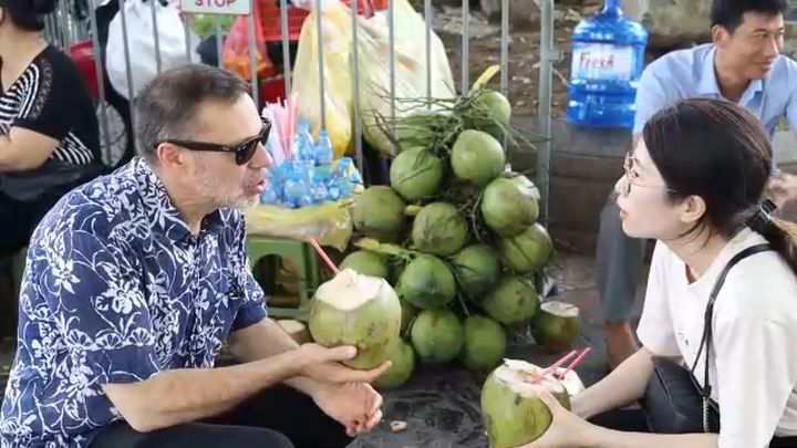 Video: Tân đại sứ Australia thăm chùa Trấn Quốc, thưởng thức nước dừa ở Hà Nội