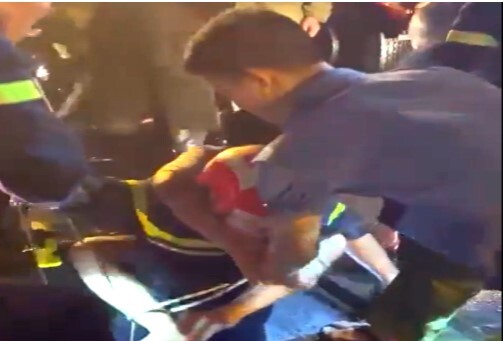 Đang đi trên đường, cả người và xe rơi xuống cống công trình