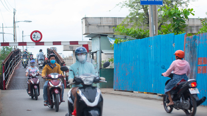 Video: 'Đắp chiếu' nhiều năm, cầu Long Kiểng, TP.HCM thi công trở lại