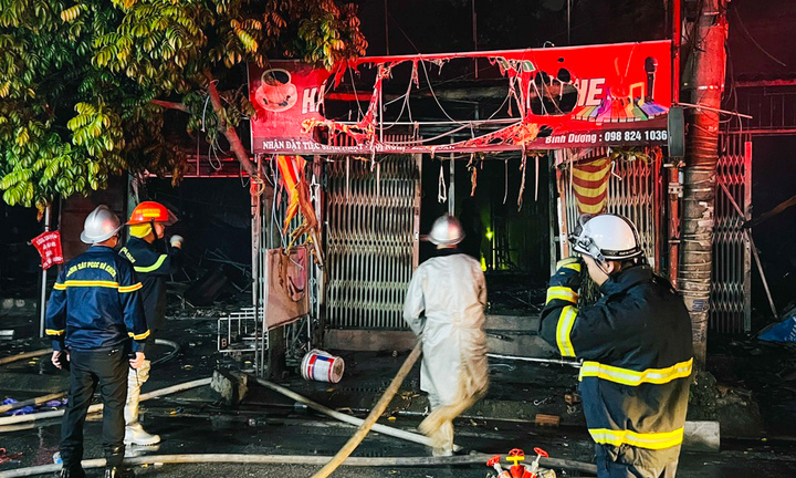 Cháy lớn thiêu rụi dãy nhà tạm ở Hà Nội 