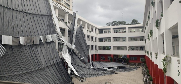 Mái che sân trường ở TP.HCM đổ sập: Hiệu trưởng thông tin