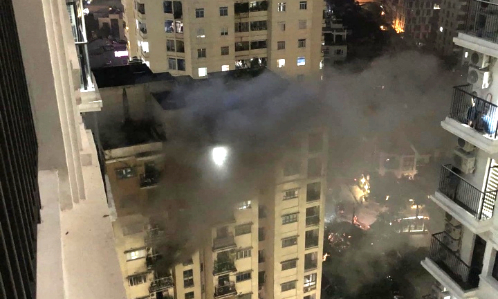 Gọi bạn gái không về, người đàn ông đốt tủ quần áo làm cháy căn hộ chung cư