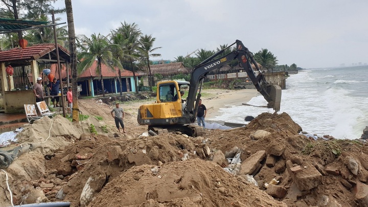 Chủ nhà hàng ven biển Cửa Đại chi trăm triệu gia cố bờ kè, ứng phó siêu bão Noru
