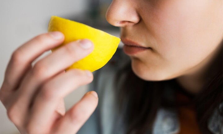 Hậu COVID-19, người phụ nữ thường xuyên ngửi thấy mùi khét 