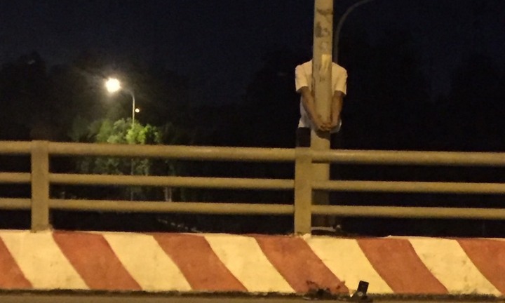  Cảnh sát chộp chân, cứu nam thanh niên định nhảy cầu tự tử ở Hà Nội