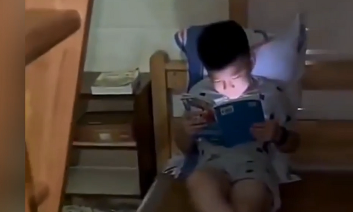 Mẹ lật tẩy màn giả vờ đọc sách của con trai