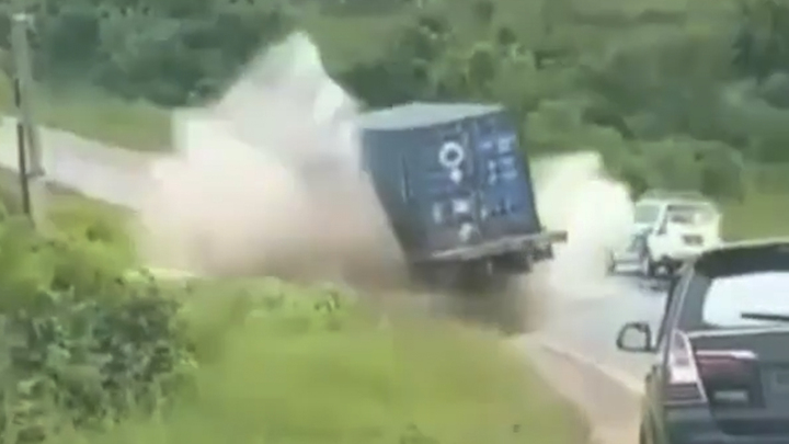 Video: Xe tải trượt lùi xuống dốc, ngã nhào vào mương nước