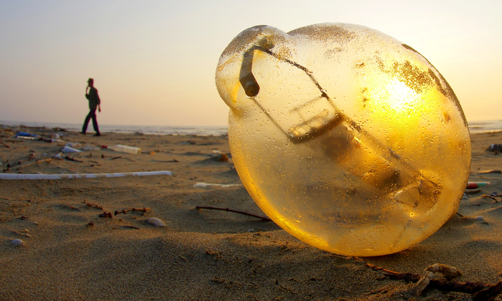 Ấn tượng những bức ảnh rác thải nhựa đại dương của các tác giả nước ngoài